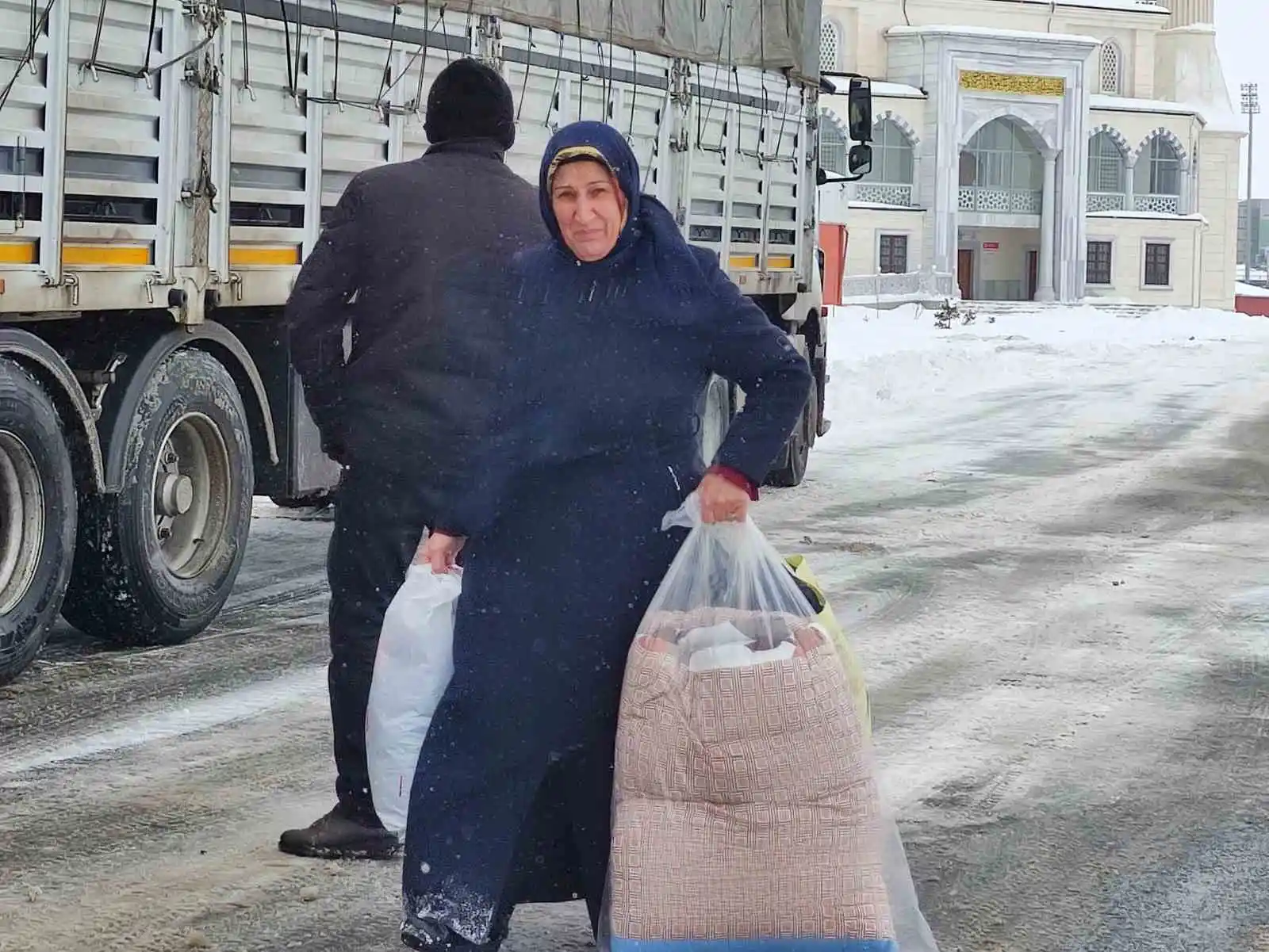 AK Parti Ardahan İl Başkanlığı'ndan yardım seferberliği
