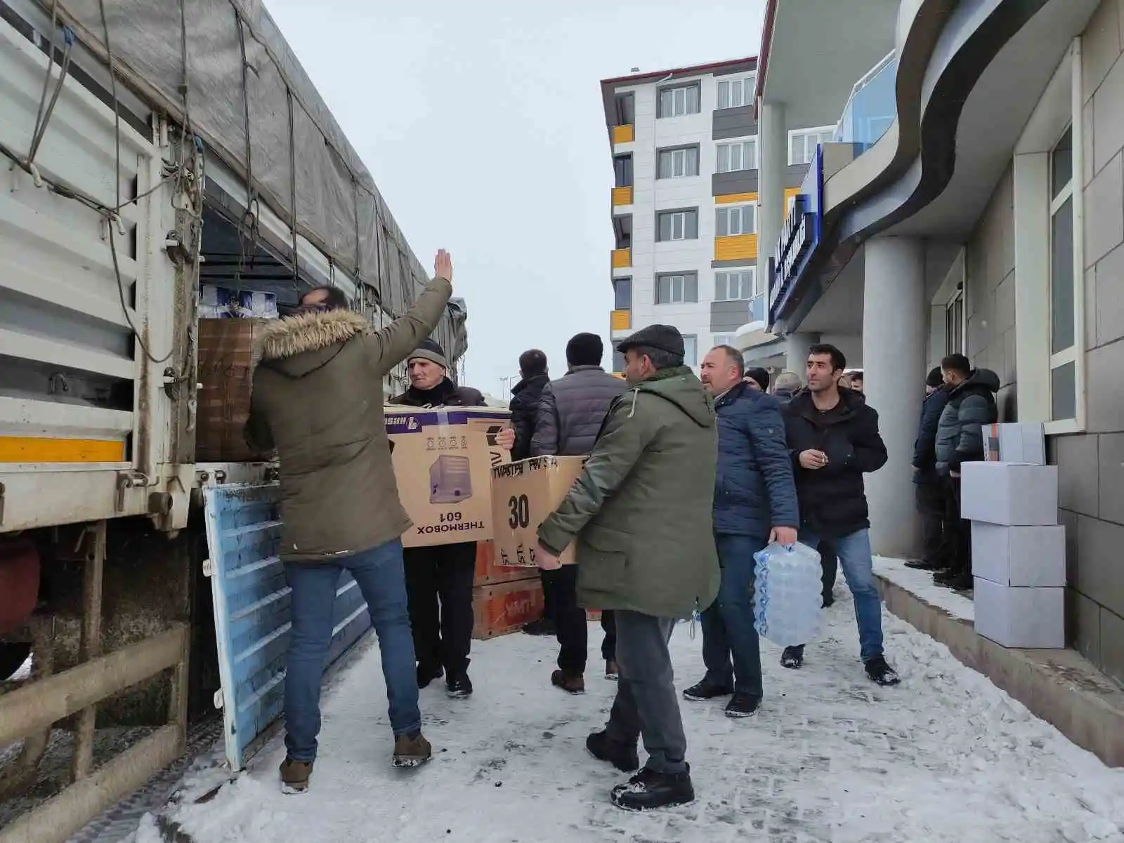 AK Parti Ardahan İl Başkanlığı’ndan yardım seferberliği
