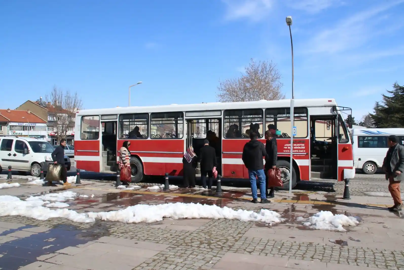 Akşehir Belediyesi'nden depremzedeler için ücretsiz servis
