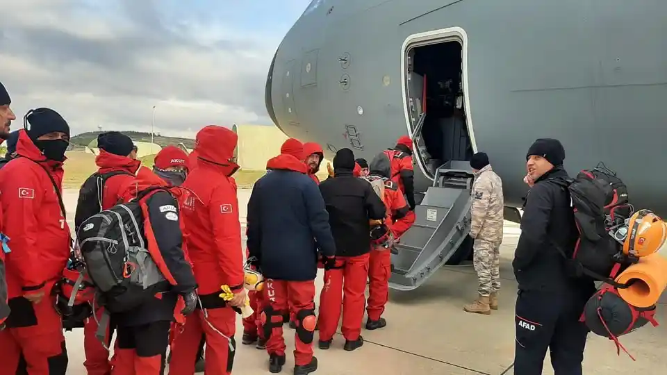 AKUT Kuşadası ekibi, deprem bölgesine hareket etti
