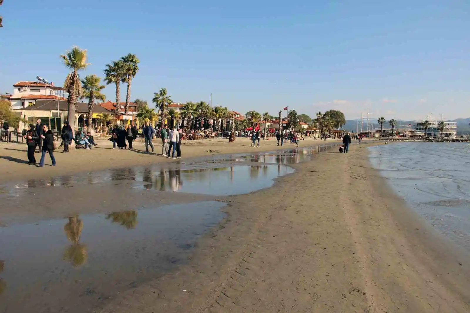 Akyaka’da ürküten deniz suyu çekilmesi 50 metreye ulaştı
