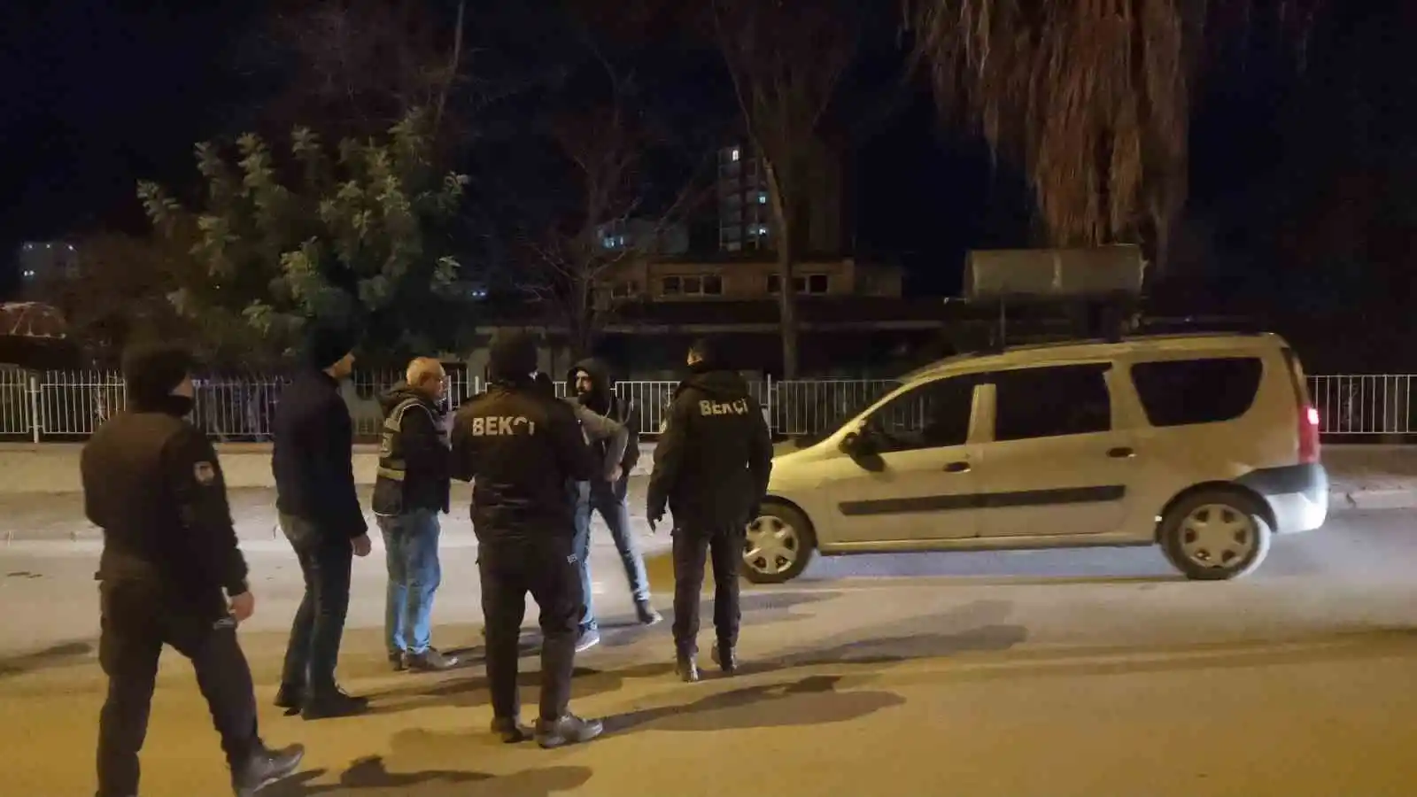 Alkollü şahıslar denetimde polislere zor anlar yaşattı
