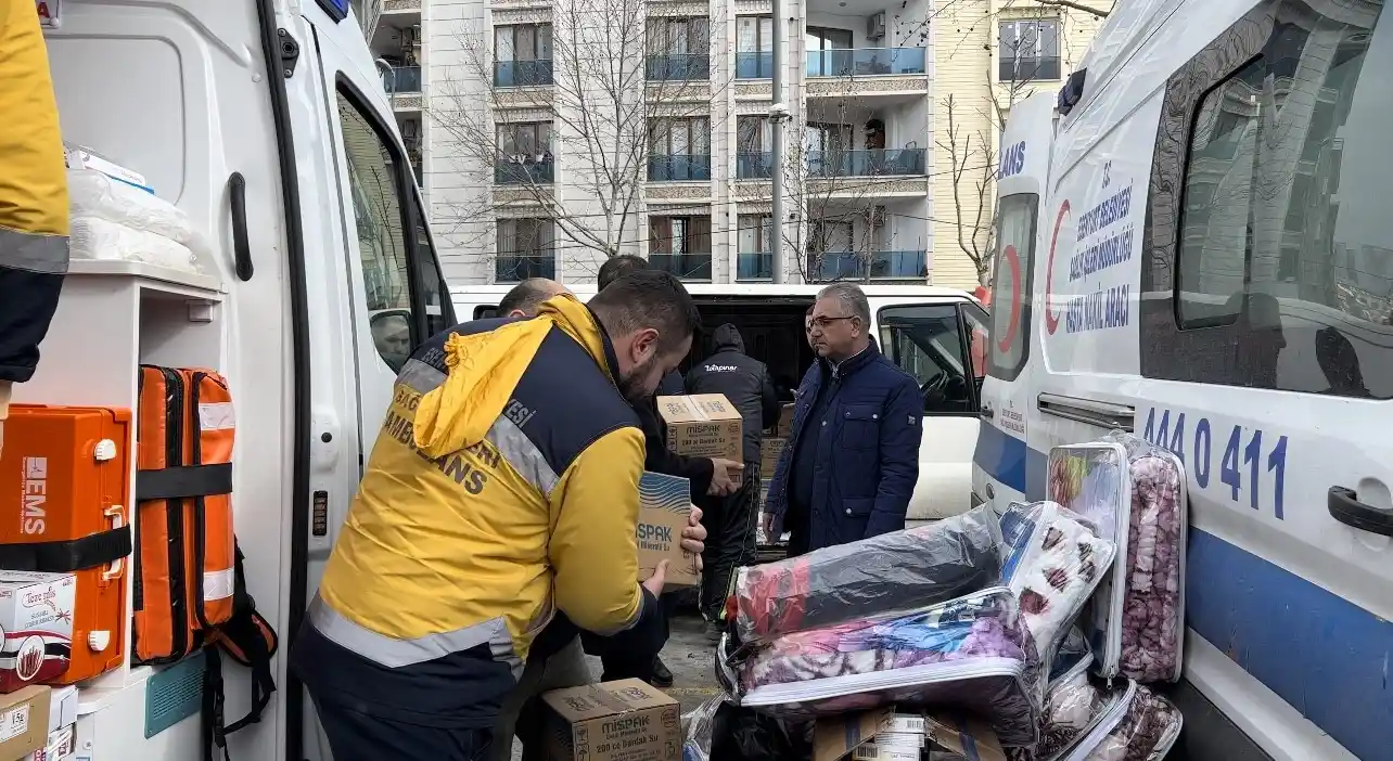 Ambulanslar depremzedeler için Esenyurt'tan yola çıktı
