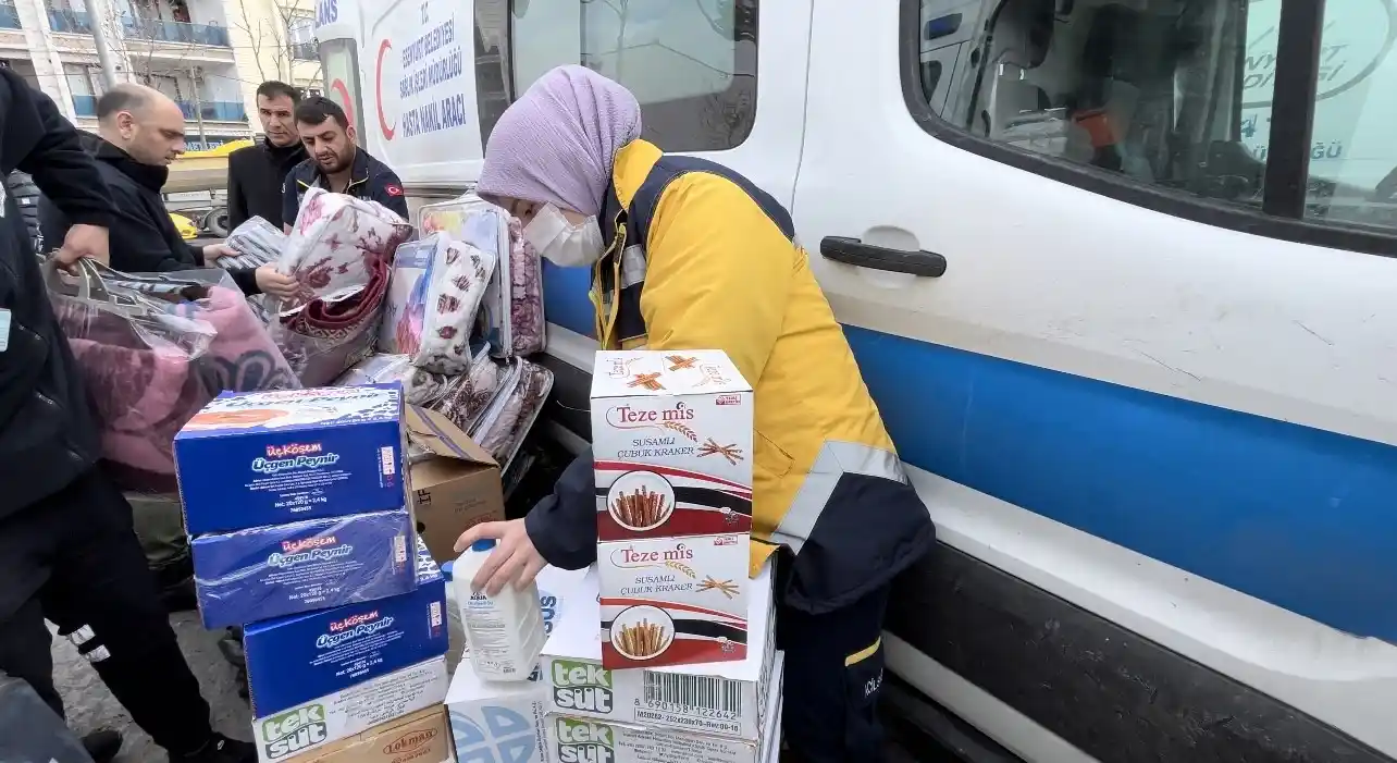 Ambulanslar depremzedeler için Esenyurt’tan yola çıktı
