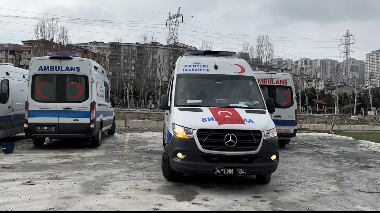 Ambulanslar depremzedeler için Esenyurt’tan yola çıktı
