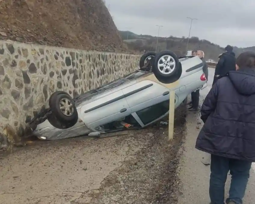 Ankara'da otomobil takla attı: 3 yaralı
