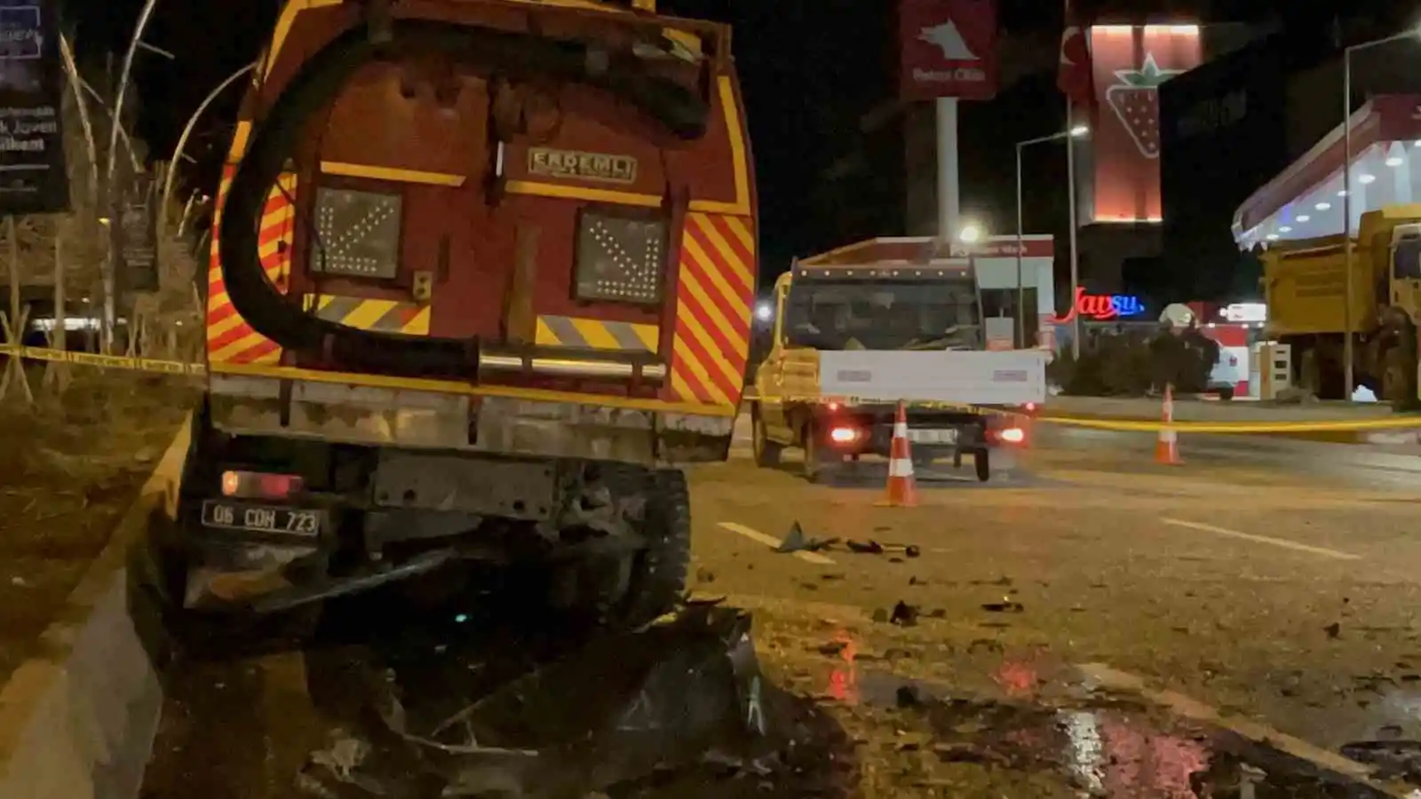 Ankara’da sulama tankerine çarpan otomobilin sürücüsü olay yerinde hayatını kaybetti
