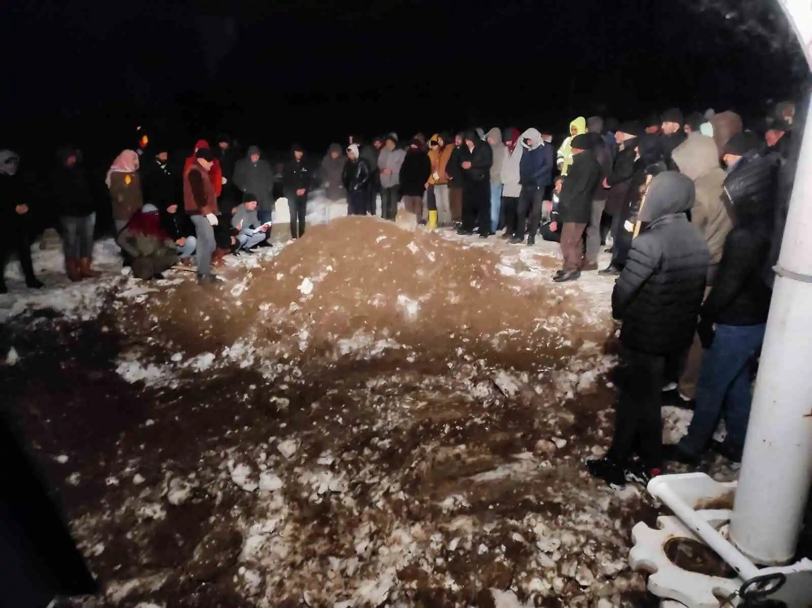 Antakya'da depreme yakalanan karı koca, Diyarbakır'da toprağa verildi
