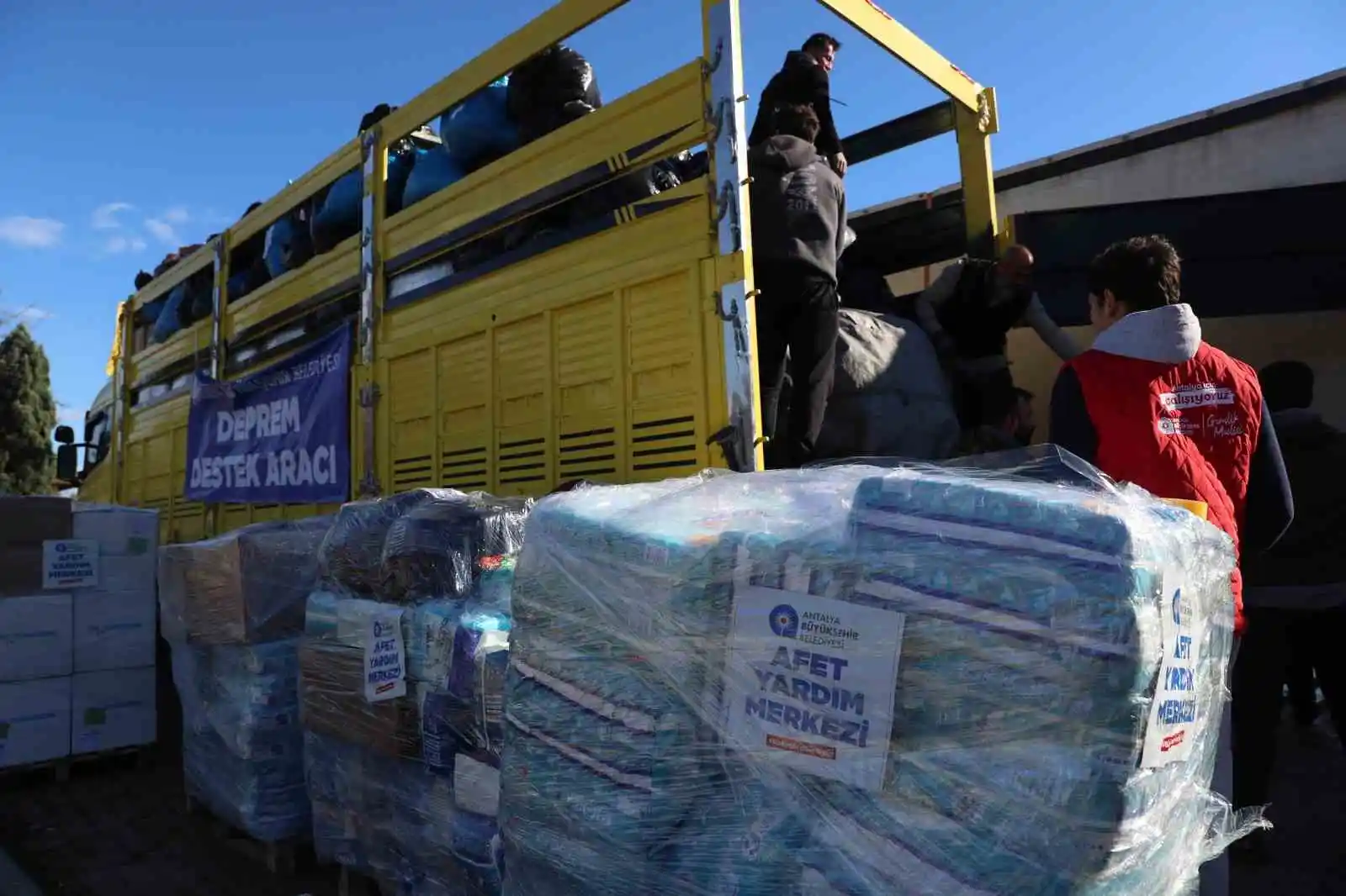 Antalya’da deprem bölgesine yardım seferberliği sürüyor
