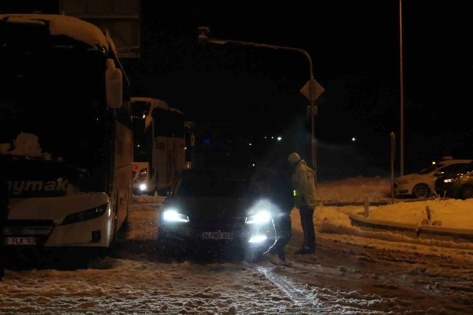 Antalya-Konya Kara Yolu’nda yüzlerce araç yolun açılmasını bekliyor
