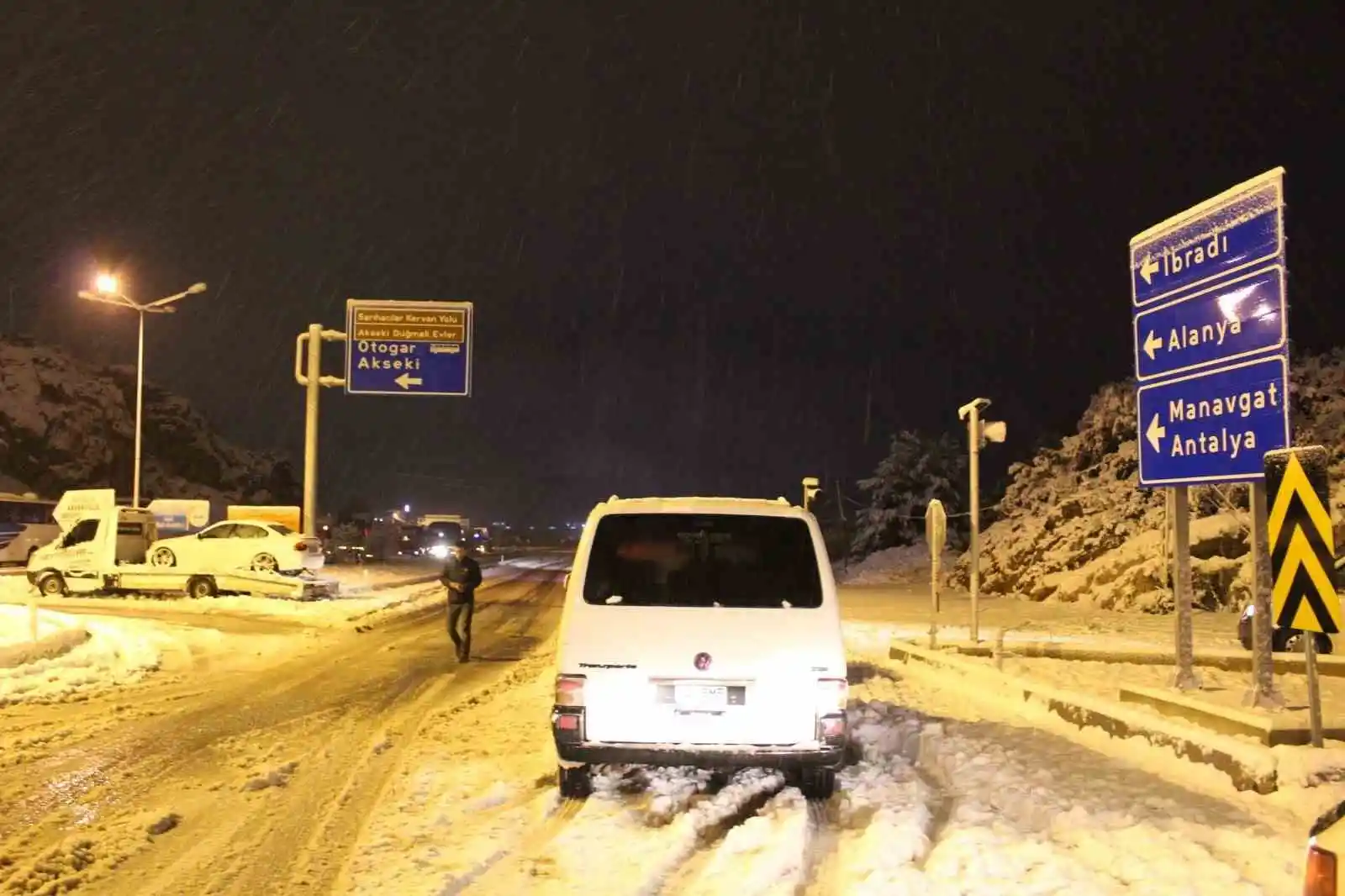 Antalya-Konya Kara Yolu’nda yüzlerce araç yolun açılmasını bekliyor
