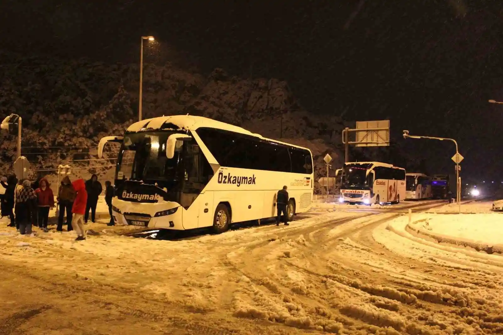 Antalya-Konya Kara Yolu’nda yüzlerce araç yolun açılmasını bekliyor
