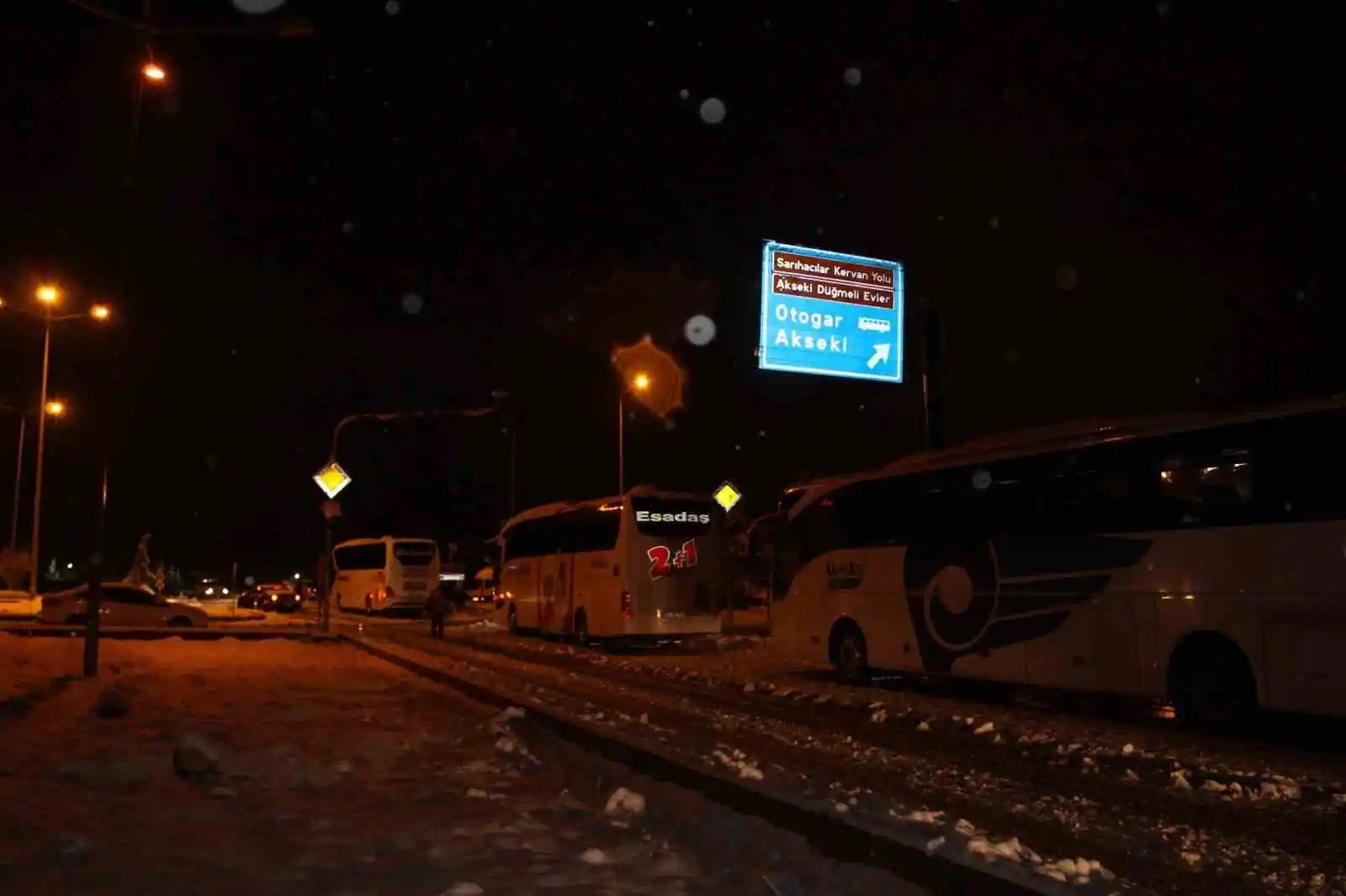 Antalya-Konya Kara Yolu’nda yüzlerce araç yolun açılmasını bekliyor
