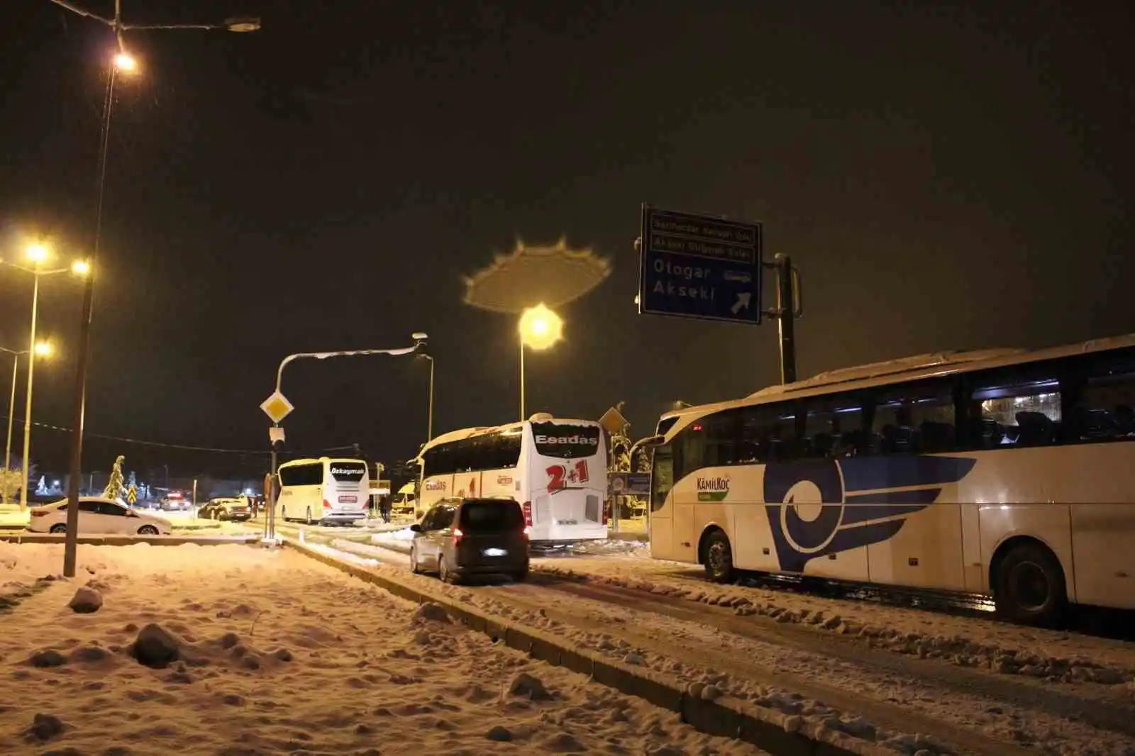 Antalya-Konya Kara Yolu’nda yüzlerce araç yolun açılmasını bekliyor
