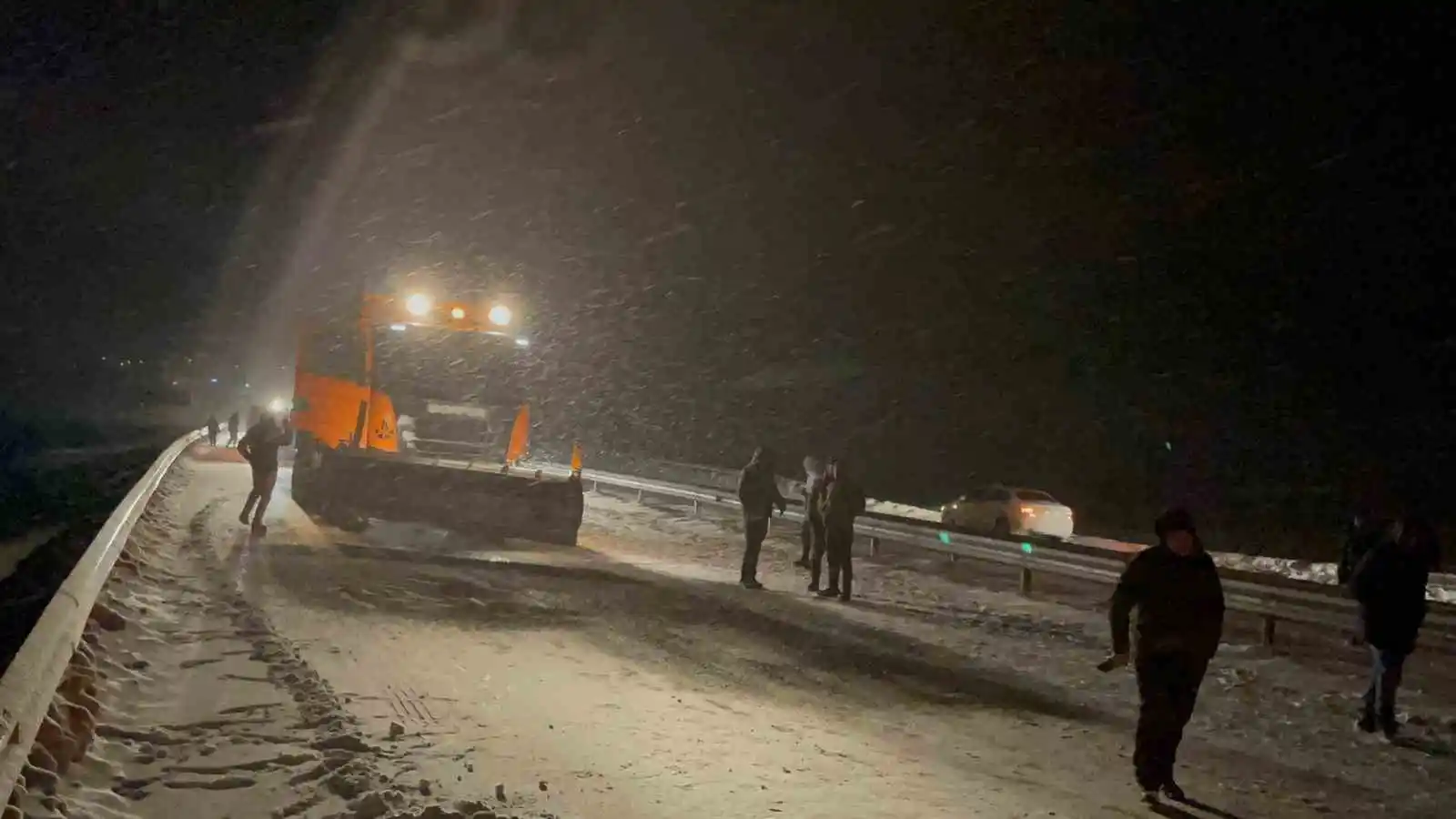 Ardahan’da kar yağışı nedeniyle kayan tır yolu kapattı
