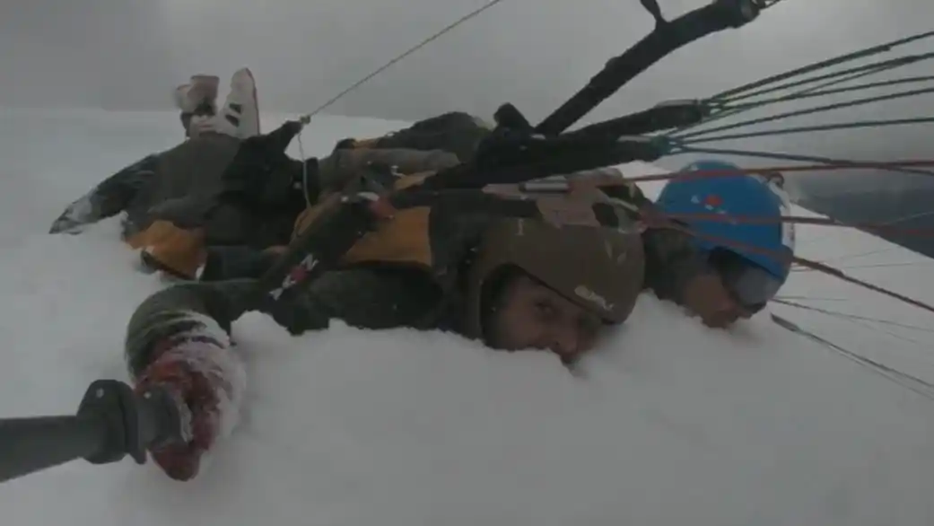 Artvin'de kar üzerinde yamaç paraşütü nefes kesti
