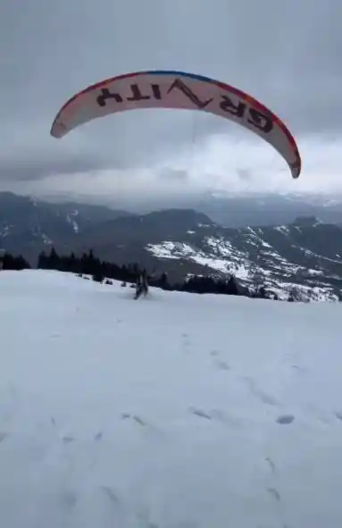 Artvin’de kar üzerinde yamaç paraşütü nefes kesti
