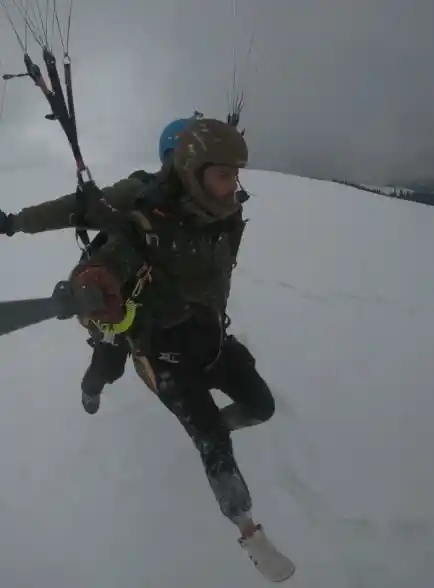 Artvin’de kar üzerinde yamaç paraşütü nefes kesti
