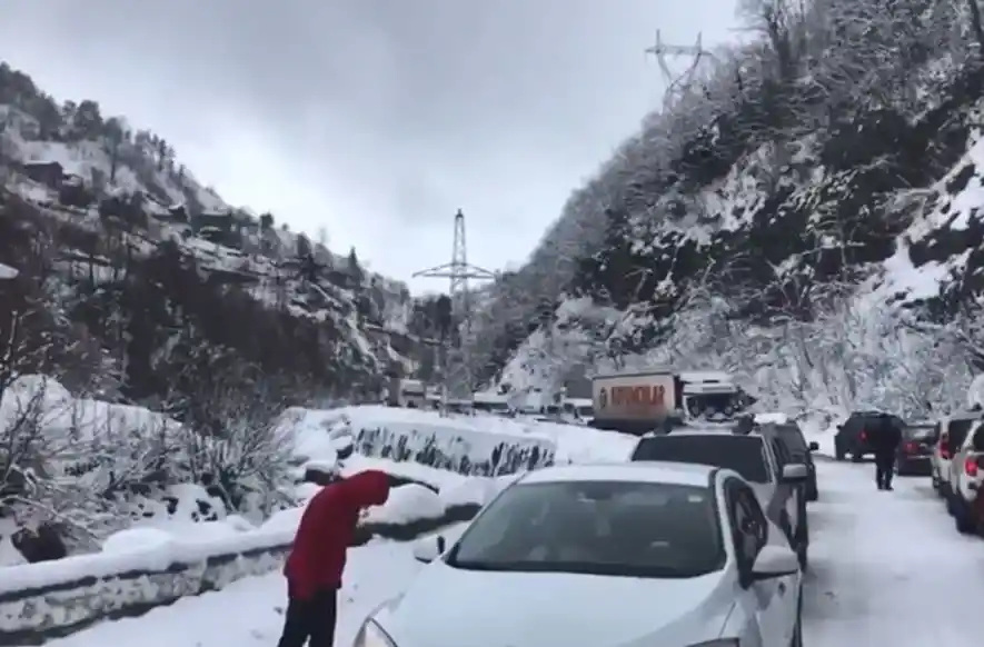 Artvin'de kar yağışı karayolunda ulaşımın aksamasına neden oldu
