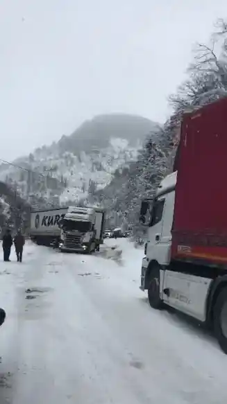 Artvin’de kar yağışı karayolunda ulaşımın aksamasına neden oldu
