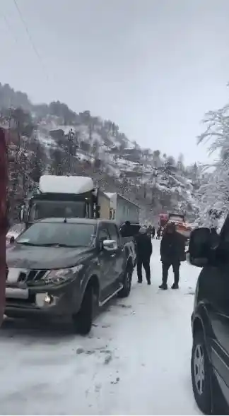 Artvin’de kar yağışı karayolunda ulaşımın aksamasına neden oldu
