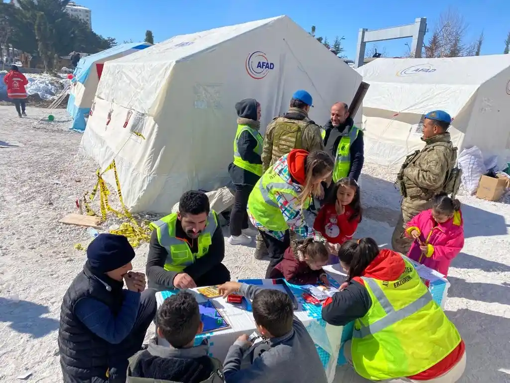 Atatürk Üniversitesi psikososyal destek ekibi ile 5. yardım tırı deprem bölgesine ulaştı
