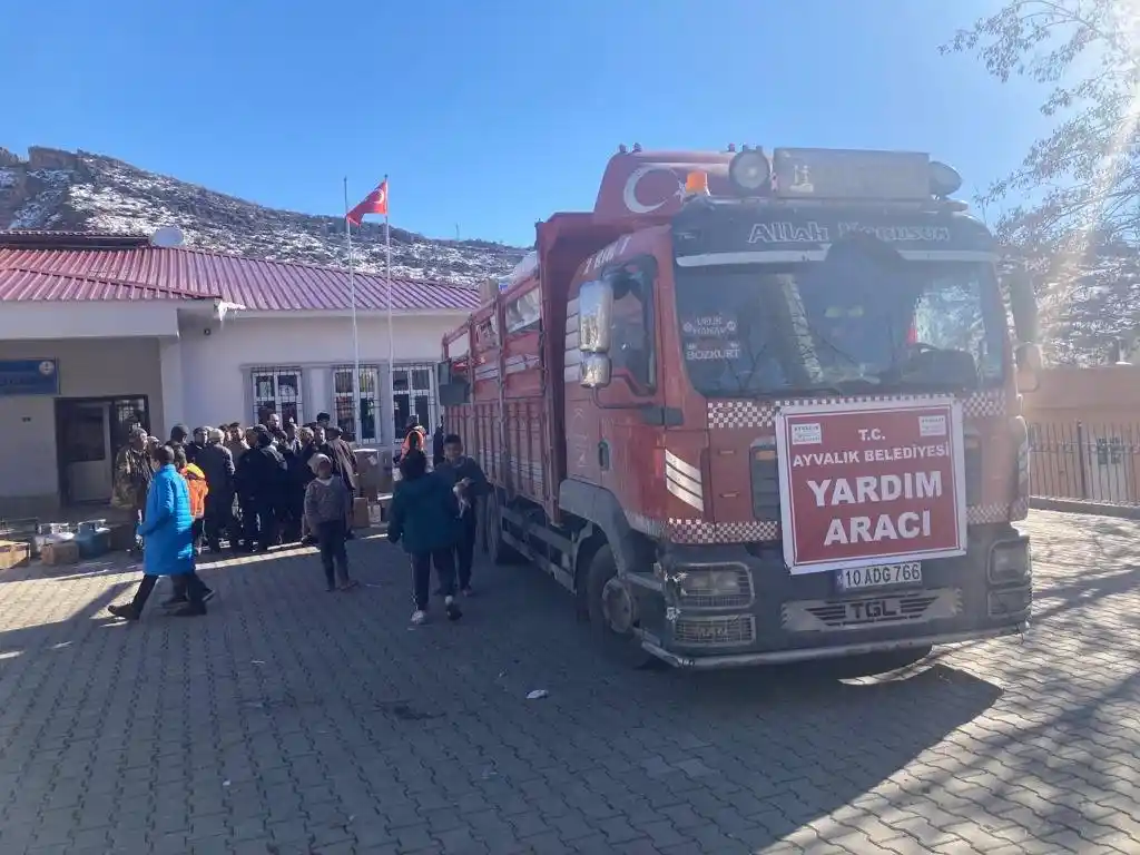 Ayvalık Belediyesi ekipleri deprem bölgesinde afetzedelerin yanında
