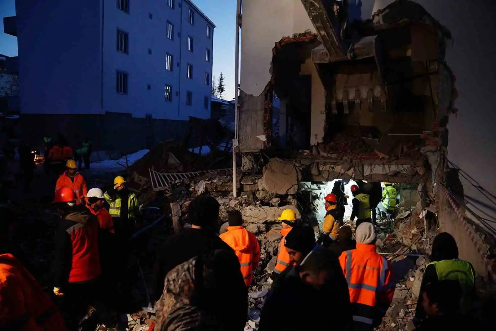 Ayvalık Belediyesi ekipleri deprem bölgesinde afetzedelerin yanında
