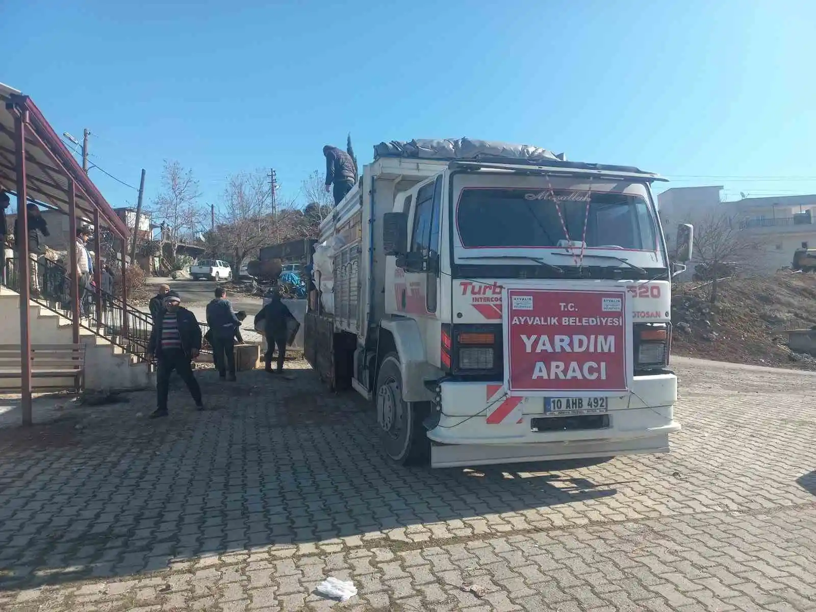 Ayvalık Belediyesi ekipleri deprem bölgesinde afetzedelerin yanında
