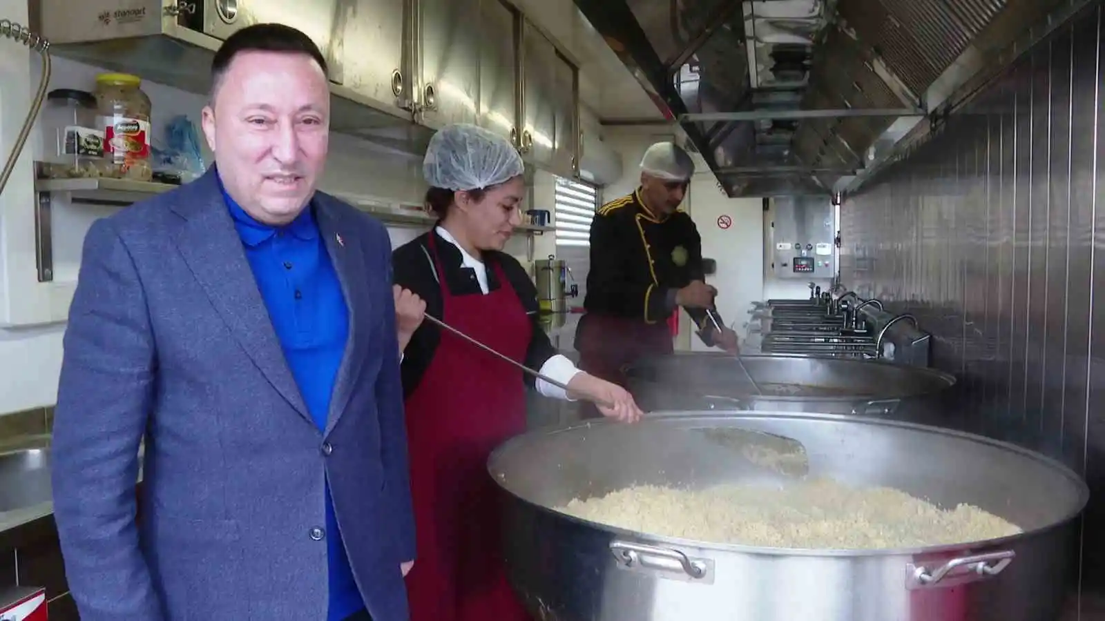 Bağlar Belediyesi nakliyeden, yemek hizmetine kadar depremzedelerin yanında
