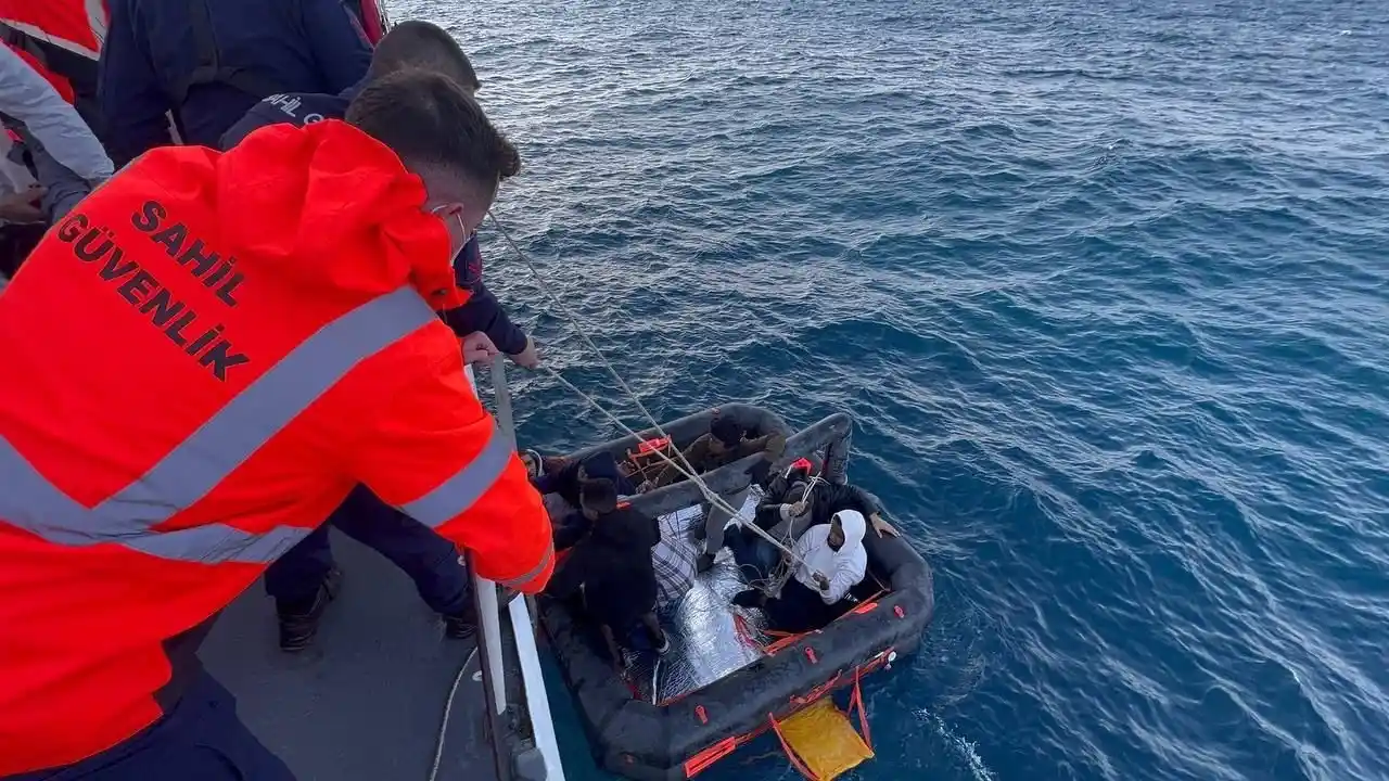 Balıkesir açıklarında 9 düzensiz göçmen kurtarıldı
