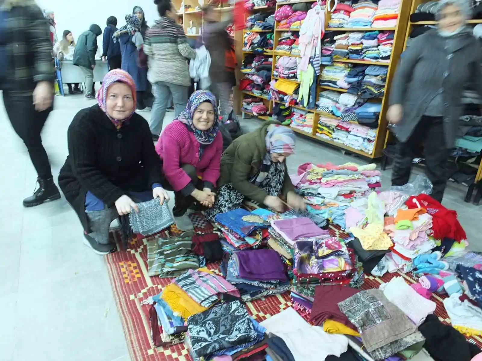 Balıkesir’de depremzedeler için sosyal market kuruldu
