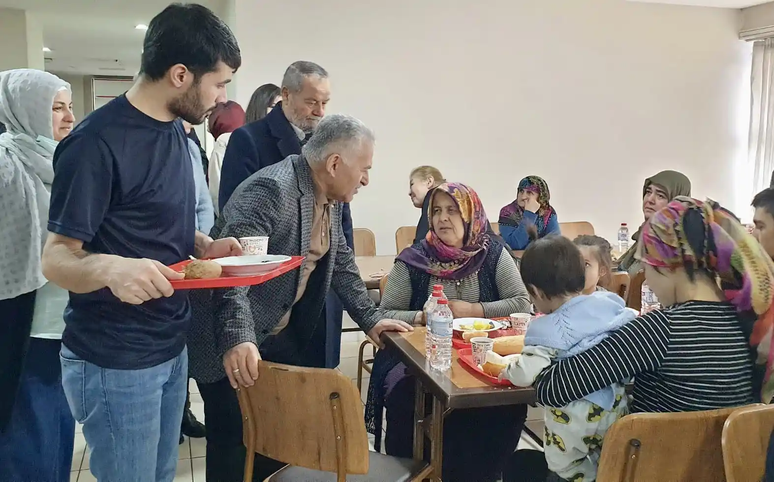 Başkan Büyükkılıç, depremzedeleri ziyaret edip, çocuklarla ilgilendi
