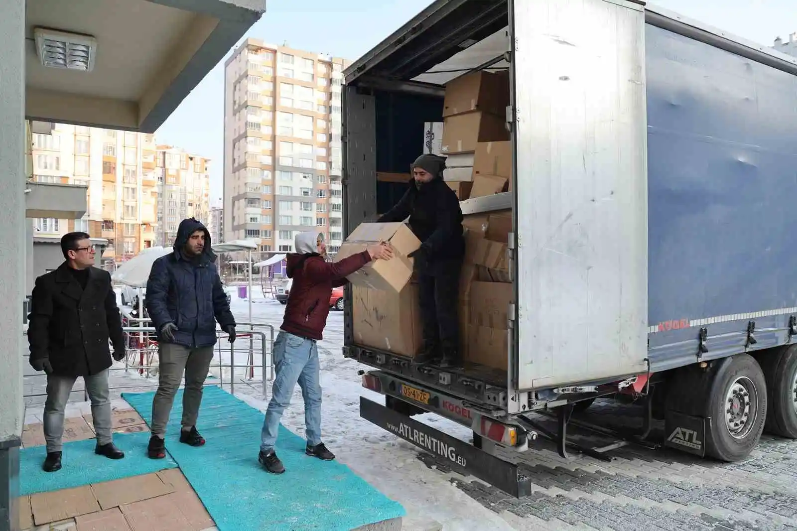 Başkan Yalçın'ın Girişimleriyle Avrupa'dan 5 Tır Yardım Malzemesi Geldi
