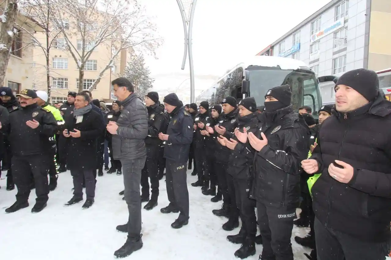 Bayburt Emniyetinden destek gecikmedi: 55 polis deprem bölgesine uğurlandı
