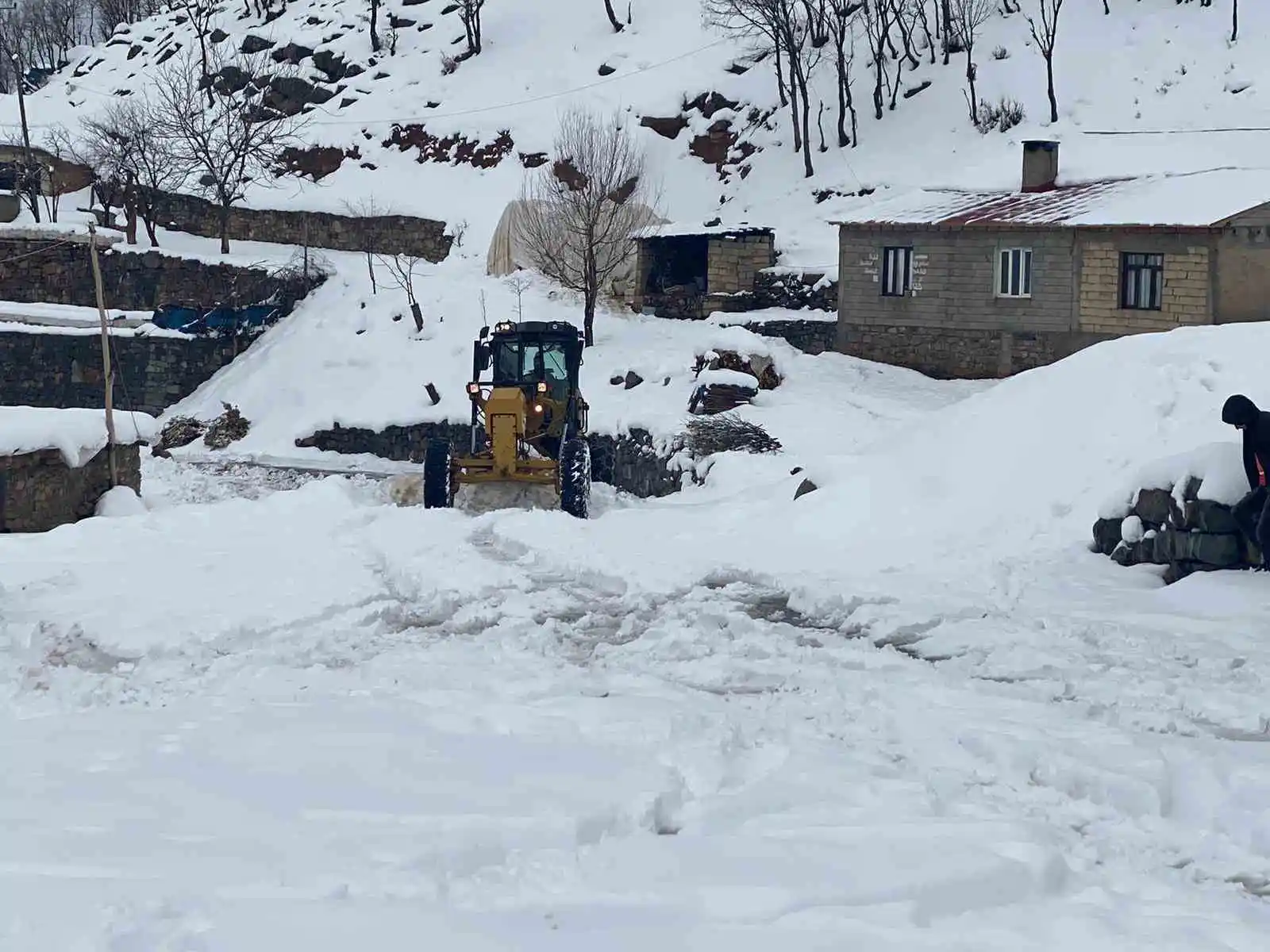 Beytüşşebap'ta kar kalınlığı 1 metreye ulaştı, yol açma çalışmaları devam ediyor
