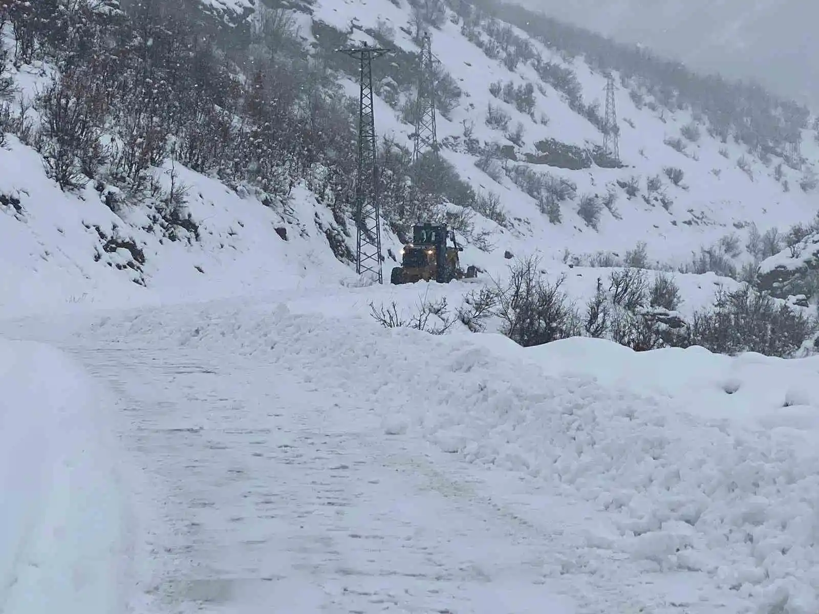 Beytüşşebap’ta kar kalınlığı 1 metreye ulaştı, yol açma çalışmaları devam ediyor
