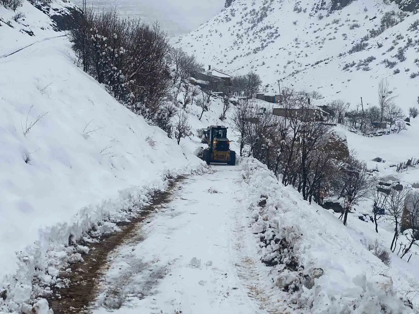 Beytüşşebap’ta kar kalınlığı 1 metreye ulaştı, yol açma çalışmaları devam ediyor
