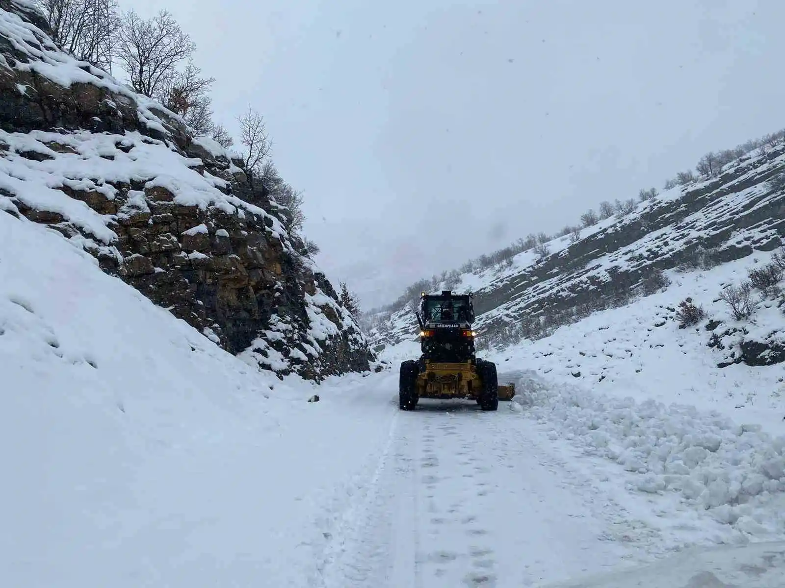 Beytüşşebap’ta kar kalınlığı 1 metreye ulaştı, yol açma çalışmaları devam ediyor
