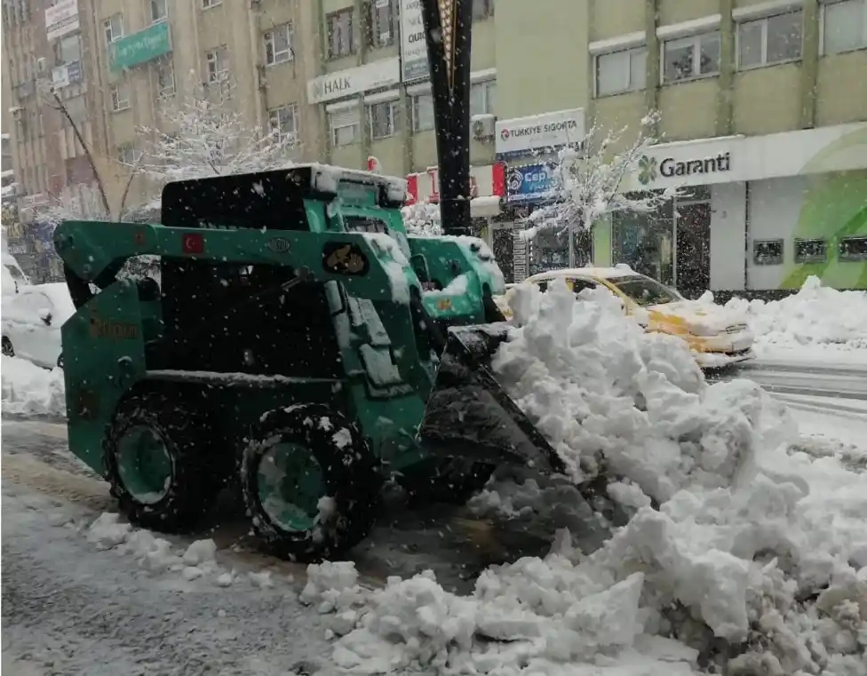 Bingöl Belediyesinin karla mücadelesi sürüyor
