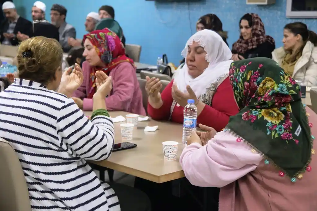 Bitlis'te depremzedelere yönelik kandil programı düzenlendi
