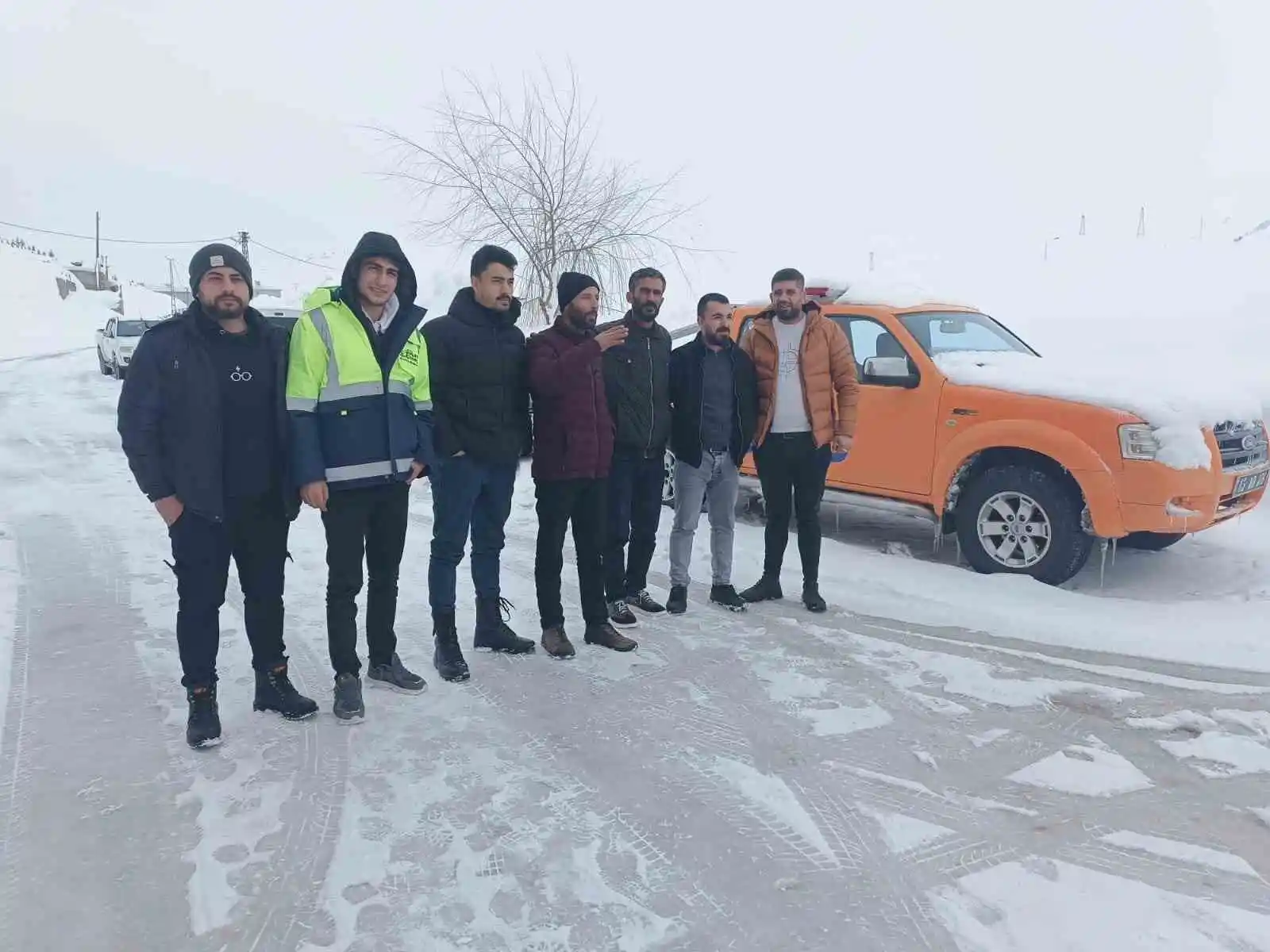 Bitlisli gönüllü kepçe operatörleri deprem bölgesinde çalışmak için yola çıktı
