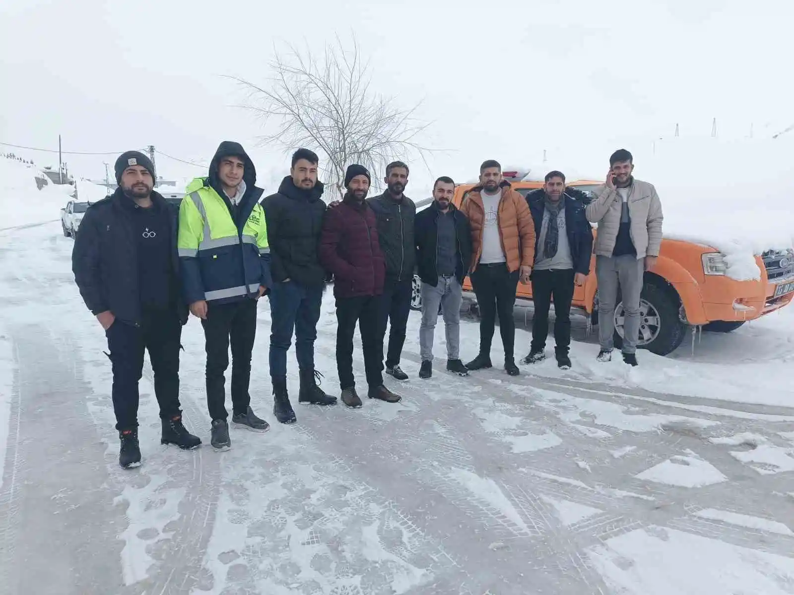 Bitlisli gönüllü kepçe operatörleri deprem bölgesinde çalışmak için yola çıktı
