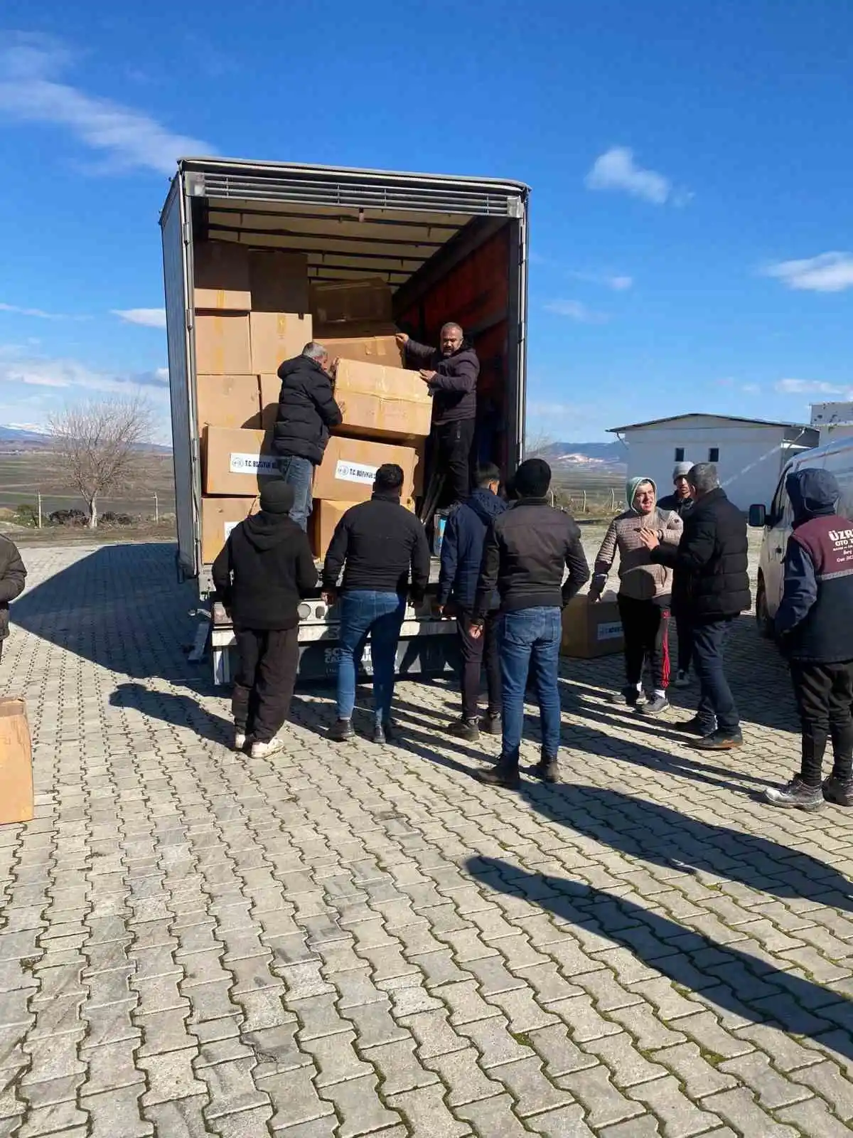 Bozüyük'ten giden 2 tır deprem bölgesine ulaştı
