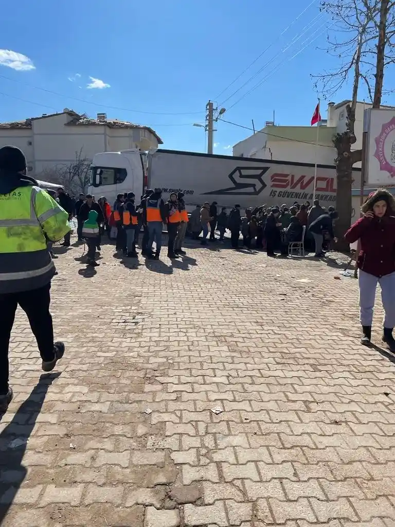 Bozüyük’ten giden 2 tır deprem bölgesine ulaştı
