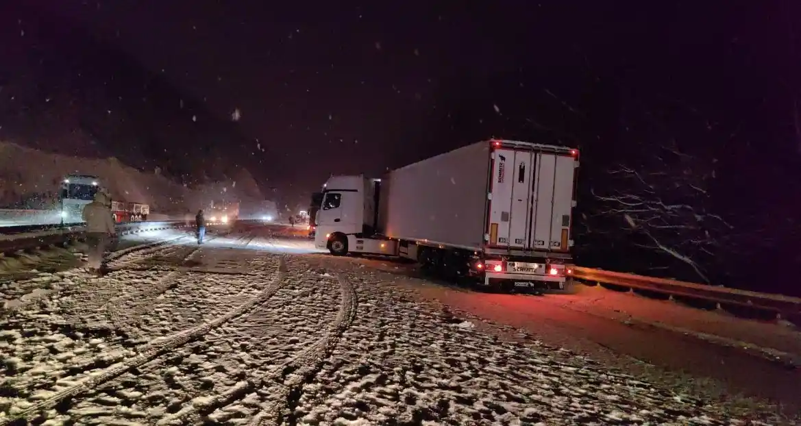 Bursa Ankara karayolunda tırların kayması sebebiyle kapanan yollar trafiğe açıldı
