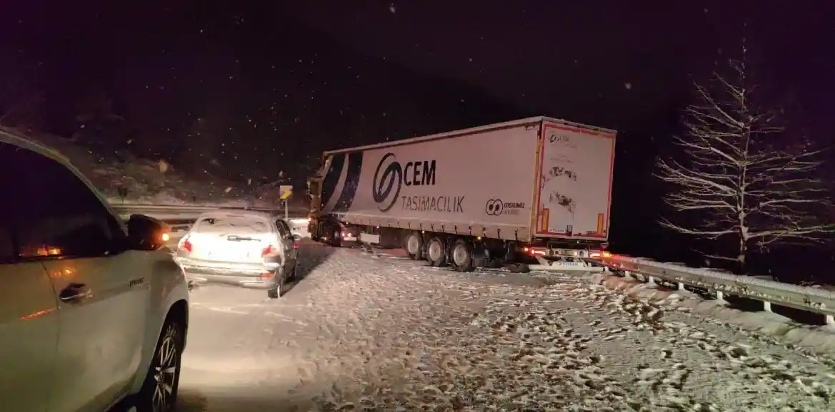 Bursa Ankara karayolunda tırların kayması sebebiyle kapanan yollar trafiğe açıldı
