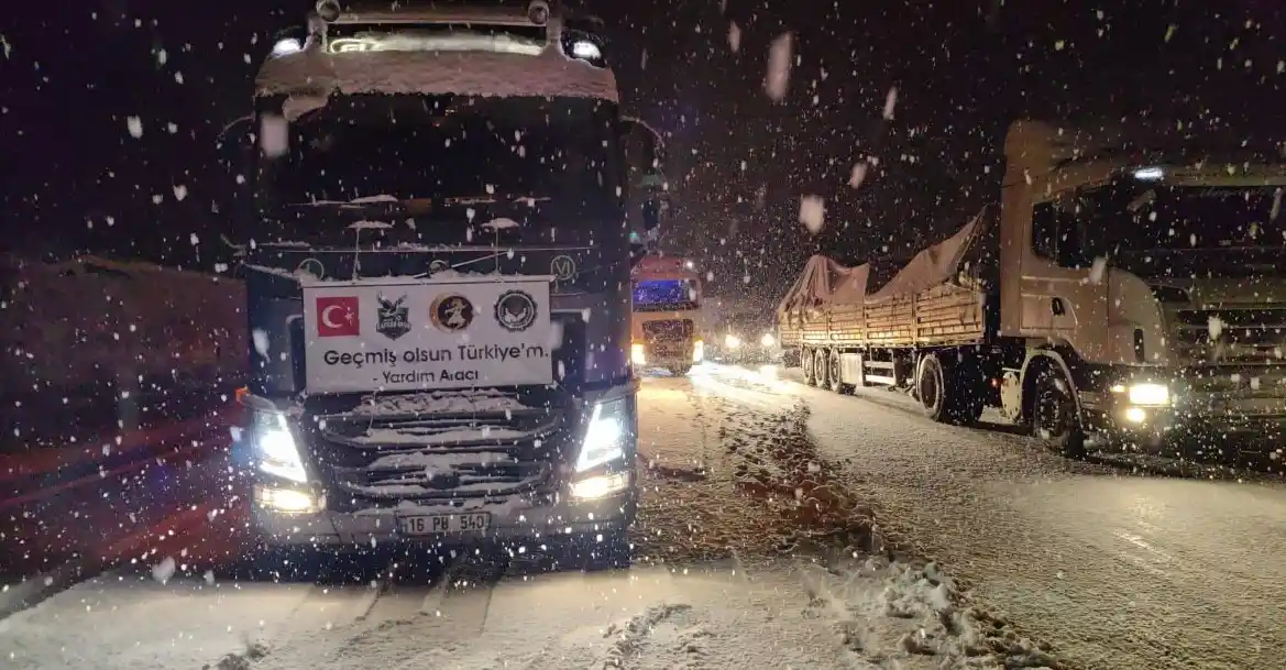 Bursa Ankara karayolunda tırların kayması sebebiyle kapanan yollar trafiğe açıldı
