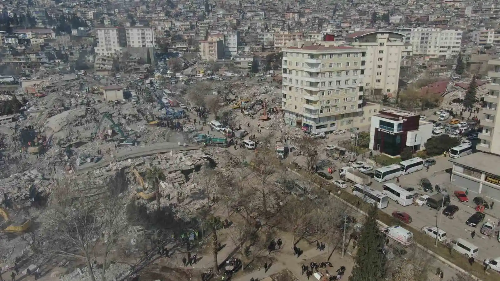 Büyük yıkım yaşanan Kahramanmaraş'ta bu binanın camları bile çatlamadı
