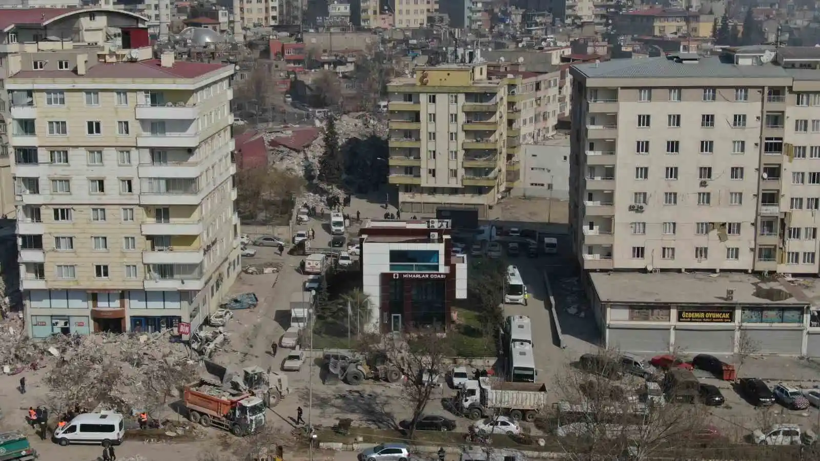 Büyük yıkım yaşanan Kahramanmaraş’ta bu binanın camları bile çatlamadı
